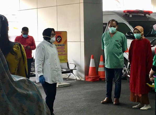 Risma Imbau Dokter dan Paramedis Pakai APD Terbaik dan Lengkap