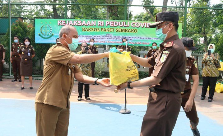Kejati Jatim Salurkan Bantuan Paket Sembako untuk Warga Terdampak Covid-19