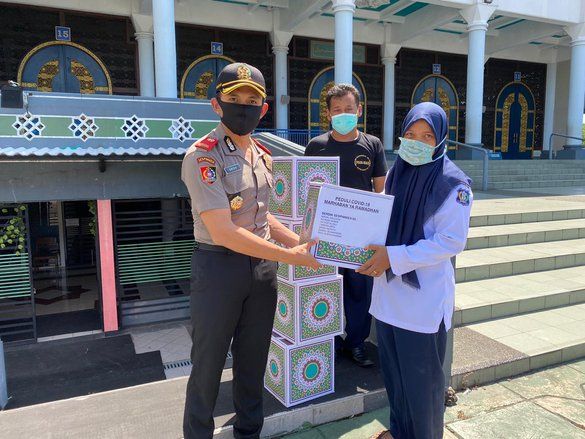 Peduli Pengurus Masjid, Perwira Polisi Ini Berikan Paket Sembako