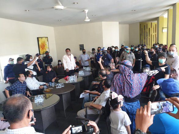 Akses Jalan Ditutup Pengembang, Warga Bukit Mas Surabaya Datangi DPRD