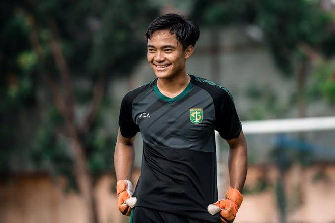 Pelatih Kiper Persebaya Minta Ernando Sabar Lakukan Pemulihan Cedera