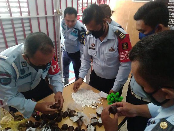 Istri Jenguk Suami di Lapas Sambil Kirim Paket Buah Salak Berisikan Obat Terlarang