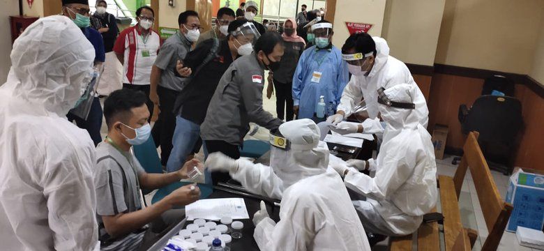 Bapaslon Rini-Rahmat Jalani Tes Kesehatan KPU Blitar di RSUD Saiful Anwar