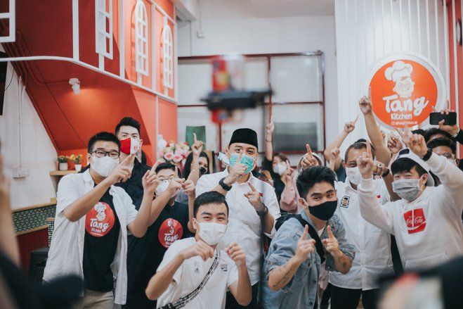 Di Balik Keseruan Eri Cahyadi-Armuji Bersama Kaum Milenial