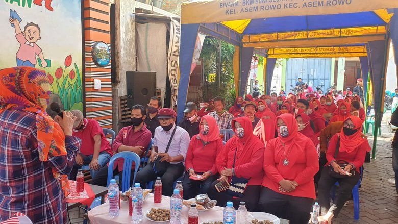 Srikandi PDIP Blusukan, Gaet Pemilih Perempuan untuk Eri Cahyadi-Armuji