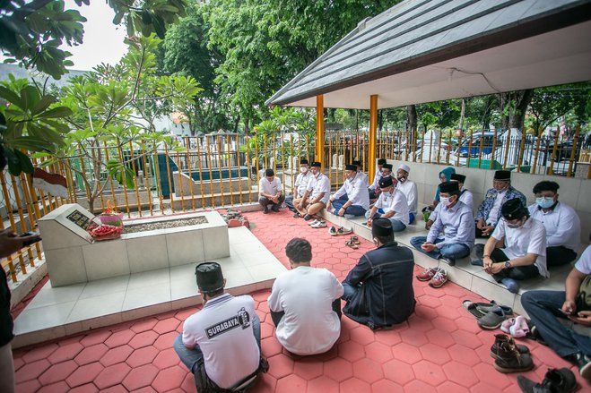 Kobarkan Semangat 10 November, Eri Cahyadi-Armuji Ziarah ke Tiga Makam Pahlawan