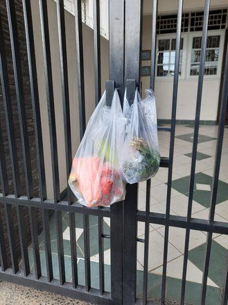 Cegah Covid, Belanja Sayuran <em>Online</em> dan Digantung di Pagar