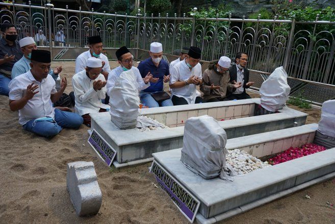 Ijazah Kiai Nawawi untuk Eri Cahyadi di Masa Tenang Jelang Pilkada