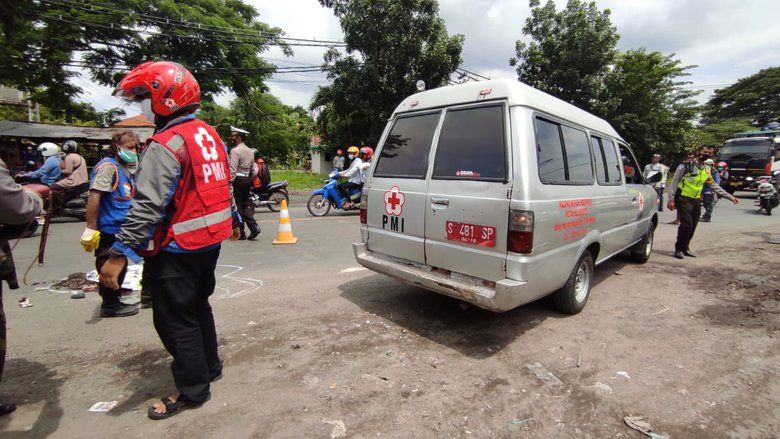 Menyenggol Truk, Penumpang Motor di Mojokerto Tewas Terlindas