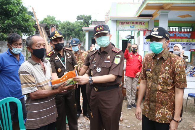 Kajati Jatim dan Wabup Blitar Bagikan Bantuan ke Korban Terdampak Gempa