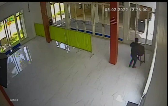 Pura-pura Ikut Salat, Seorang Pria Gondol Kotak Amal Masjid Terekam CCTV