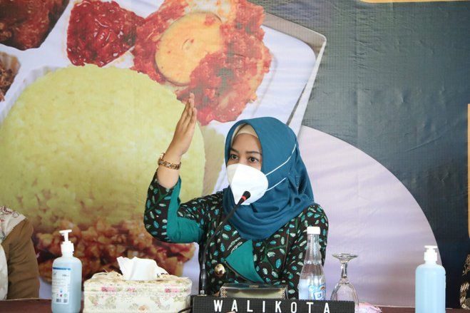 Usia Perempuan di Bumi Mojopahit Lebih Panjang Dibanding Pria, Ning Ita Sampaikan Tips Ini