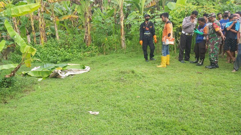 Jasad Lelaki Tanpa Identitas Mengapung di Sungai Marmoyo Mojokerto