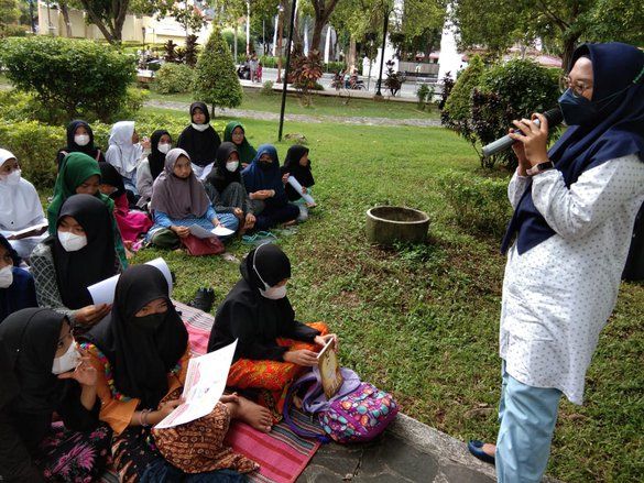 Siswi MI Darun Najah Banyuwangi Diberi Edukasi Bumbu Dapur dan Kesehatan Reproduksi