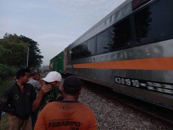 Seorang Perempuan Tewas Tersambar Kereta di Madiun