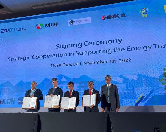 PT INKA dan PT PLN Berkomitmen Wujudkan Transisi Energi Transportasi Listrik