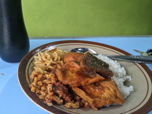 Legitnya Daging Opor Bikin Nagih, Citarasa Nasi Campur Legendaris di Kota Mojokerto