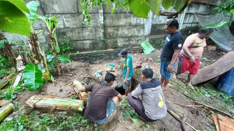 Warga Awang-awang Mojokerto Tutup Paksa Saluran Pembuangan Limbah Pabrik Teh Sosro
