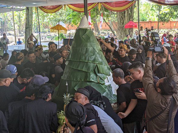 Lestarikan Budaya, Warga Kota Mojokerto Gelar Tradisi Nyadran Bawa Tumpeng Setinggi 1,5 Meter