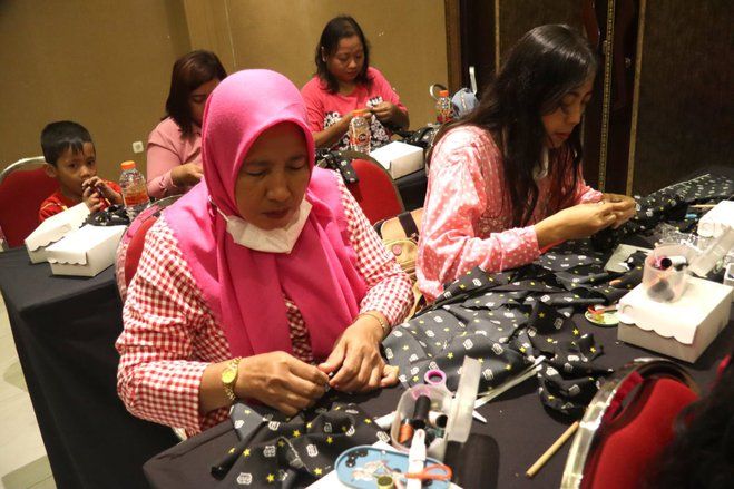 Buka Peluang Usaha Baru, PNM Bekali Nasabah Pelatihan Menjahit di Mojokerto 