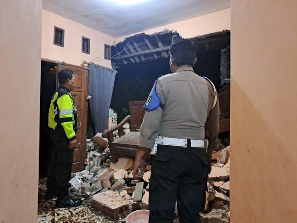 Diguyur Hujan Deras, Rumah Warga di Trawas Mojokerto Tertimpa Tanah Longsor