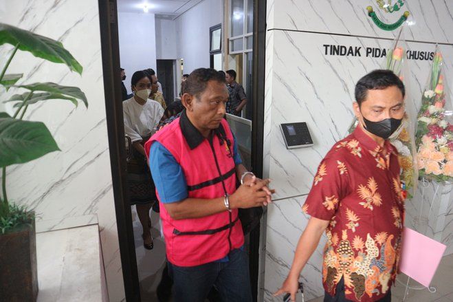 Diduga Korupsi Jual Beli Bahan Baku Ikan Tenggiri Steak, Dirut PT Ikan Laut Indonesia&nbsp;Ditahan Kejari Perak