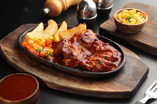 Di Bulan Ramadan, Menu Steak dengan Saus Barbeque yang Spesial Diluncurkan