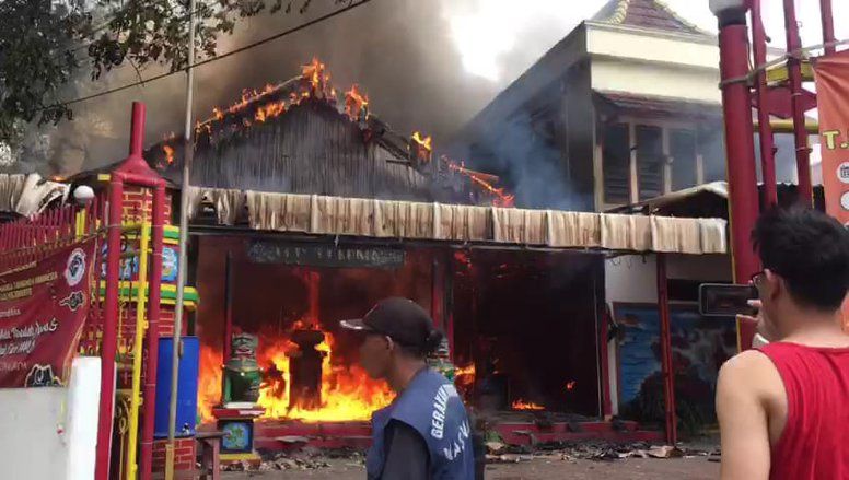 Diduga Lilin Masih Menyala, Klenteng Mojosari Mojokerto Ludes Terbakar