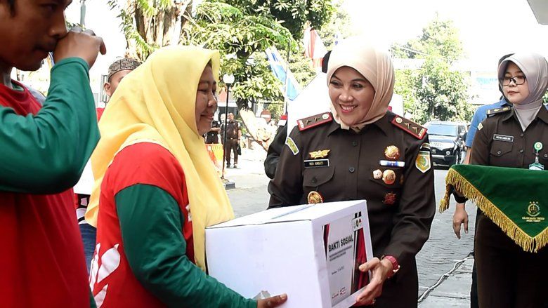 HBA ke-63, Kejati Jatim Bagikan Seratusan Paket Sembako ke Petugas Kebersihan