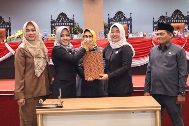 Bupati Ikfina dan DPRD Kabupaten Mojokerto Sepakati Raperda Pertanggungjawaban APBD 2022