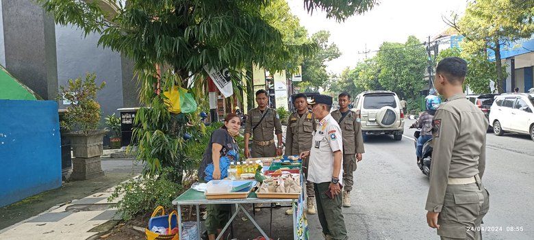 Tempati Trotoar dan Bahu Jalan, Ratusan Lapak PKL Ditertibkan