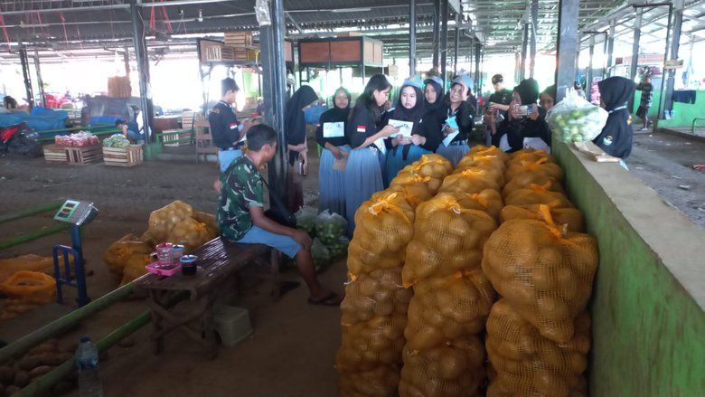 Pelajar SMA Kemala Bhayangkari 3 Porong dan SMAN 3 Sidoarjo <em>Blusukan</em> Liputan di Pasar Porong