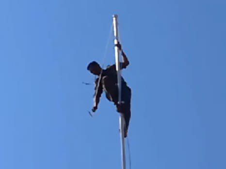 Tali Putus saat Upacara Kemerdekaan, Anggota Satpol PP Ini Panjat Tiang Bendera