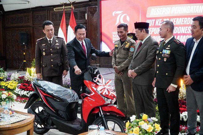 Anggota Satpol PP Pemanjat Tiang Bendera Diberi Hadiah Sepeda Motor oleh Bupati Lamongan