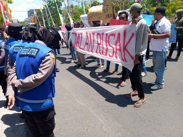 Perbaikan Jalan Tak Merata, Gerakan Pemuda Nasionalis Geruduk Pemkab Lamongan