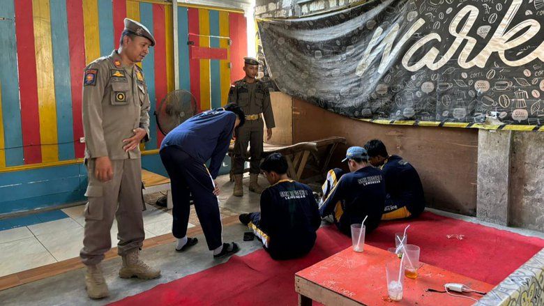 Nongkrong di Warkop saat Jam Pelajaran, Sembilan Siswa di Lamongan Terjaring Razia Satpol PP