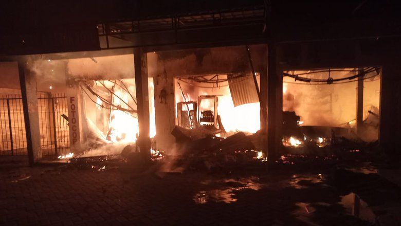 Empat Ruko di Pasar Pucuk Lamongan Ludes Terbakar