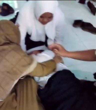 Usai Upacara Sumpah Pemuda, Belasan Siswa SMPN 2 Kare Madiun Kesurupan 