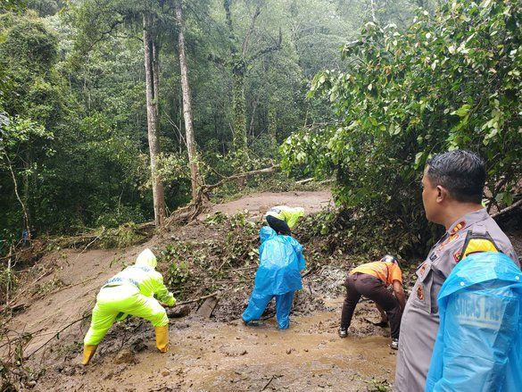 Jalur Wisata Pacet – Cangar di Mojokerto Longsor, Dua Mobil Tertimbun