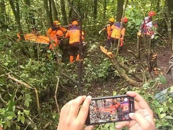 Ayah, Ibu dan Balitanya Meninggal Akibat Tanah Longsor di Jalur Alternatif Pacet - Cangar