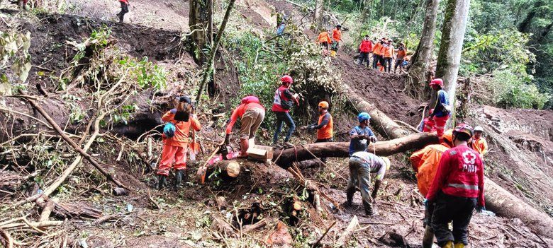 Hari Ke-2 Pencarian, 10 Jasad Korban Longsor Jalur Pacet-Cangar Berhasil Dievakuasi
