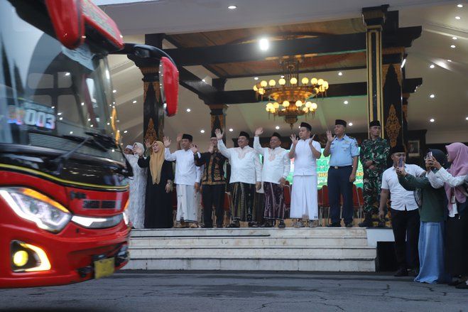 Bupati Jombang Warsubi Lepas Jemaah Haji Kloter 46, Ingatkan Hormati Sesama Jemaah