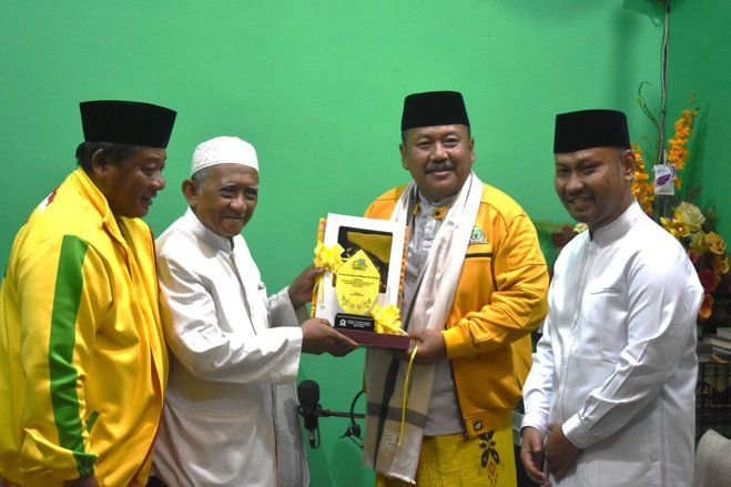 Sambil Kalungkan Surban ke Ali Mufthi, KH Abdul Matin Doakan Golkar Semakin Besar