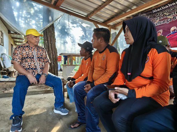 Cak Sumardi Sambangi Basecamp Relawan SESE di Hutan Pinus Trawas