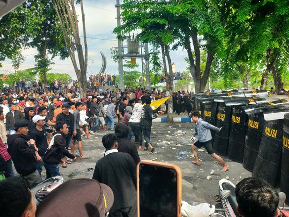 Unjuk Rasa Tuntut Pilkades di DPRD Sampang Ricuh, Polisi Tembakan Gas Air Mata