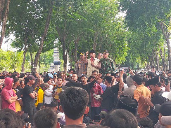 Delapan Orang Terluka dalam Demo Tuntut Pilkades di DPRD Sampang