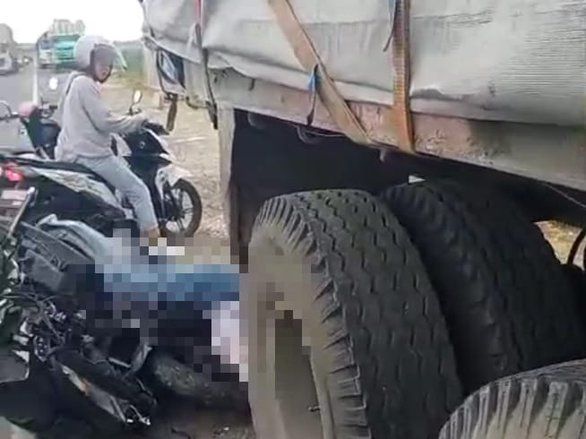 Tabrak Truk Parkir di JLU, Buruh Pabrik Sepatu di Lamongan Meregang Nyawa