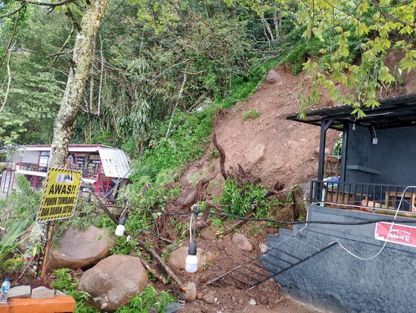 Jalan Wisata Telaga Sarangan Magetan Tertutup Material Longsor