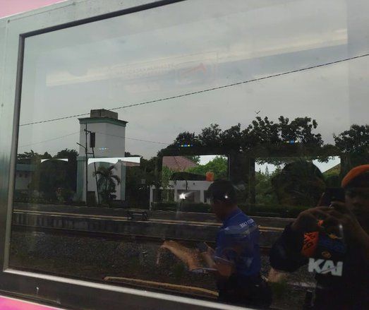 Pelaku Pelemparan Batu yang Mengakibatkan Pecahnya Kaca Kereta Api Ditangkap