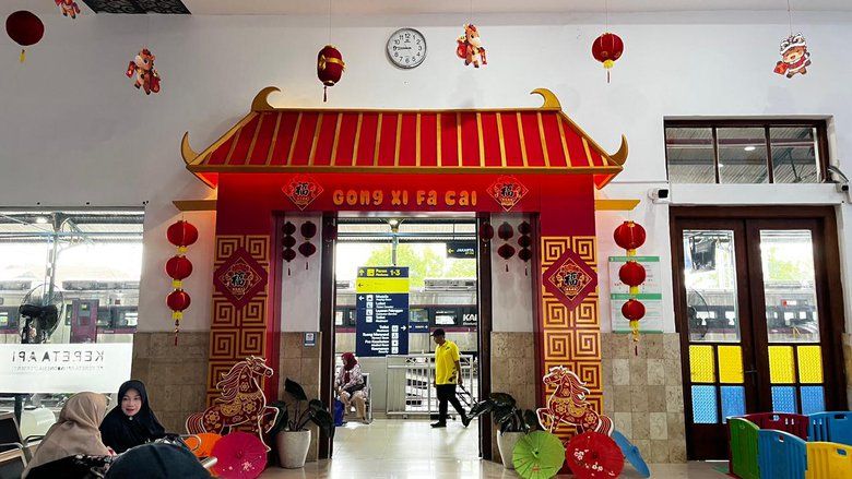 Menjelang Imlek, Stasiun Madiun Dipenuhi Ornamen Berwarna Merah